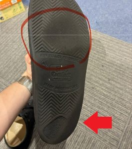 ガニ股歩行による異常な靴底の外減り例。外側が広範囲に摩耗しているアウトソール。