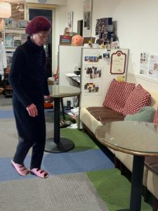 靴の補高調整後、杖なしで安定して歩行できた様子