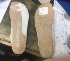 固有受容器インソールで使用する調整パーツと裏面からのフィッティング工程