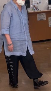 関節リウマチのお客様によるオーダーメイド靴の歩行確認(神戸)