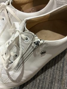 フィンコンフォート ファスナースライダー割れ 近接写真