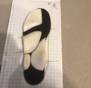 フットプリントと合わせて動作確認を行う固有受容器インソールのテスト工程