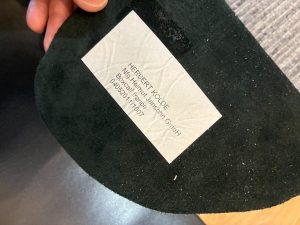 オーストリア産レザーをお客様と一緒に選定するオーダーメイド整形靴の革選び工程（神戸）