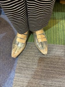 リウマチや外反母趾に配慮した神戸のオーダーメイド整形靴、製作途中のチェックシューズ