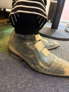 リウマチや外反母趾に配慮した神戸のオーダーメイド整形靴、製作途中のチェックシューズ