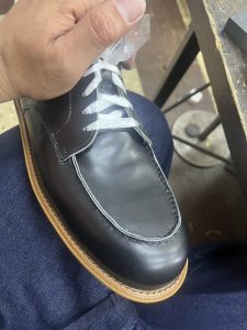 関節リウマチのお客様向けに製作した世界に一つだけの医療知識を使ったモカ縫いの縫い目を確認している、靴型装具(神戸・ショーター整形靴工房)