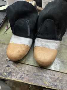 関節リウマチのお客様向けに製作した靴型装具の内部構造（神戸・ショーター整形靴工房）
