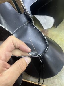 関節リウマチのお客様向けに製作した世界に一つだけの医療知識を使ったモカ縫い靴型装具の内部構造（神戸・ショーター整形靴工房）