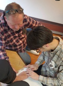 ドイツ人マイスターから直接指導を受けながら外反母趾用オトーゼを成形している様子（オーダーメイド装具）