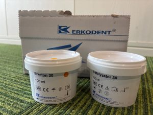 外反母趾用オトーゼに使用するドイツ製シリコン素材（ErkotonとCatalyst）混ぜて使うことで固まる。