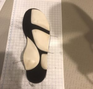 フットプリントと合わせて動作確認を行う固有受容器インソールのテスト工程