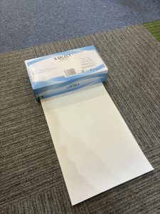 A4用紙とティッシュ箱を足の測定用にセットした状態