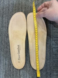 フィンコンフォートのインソール長を測る様子