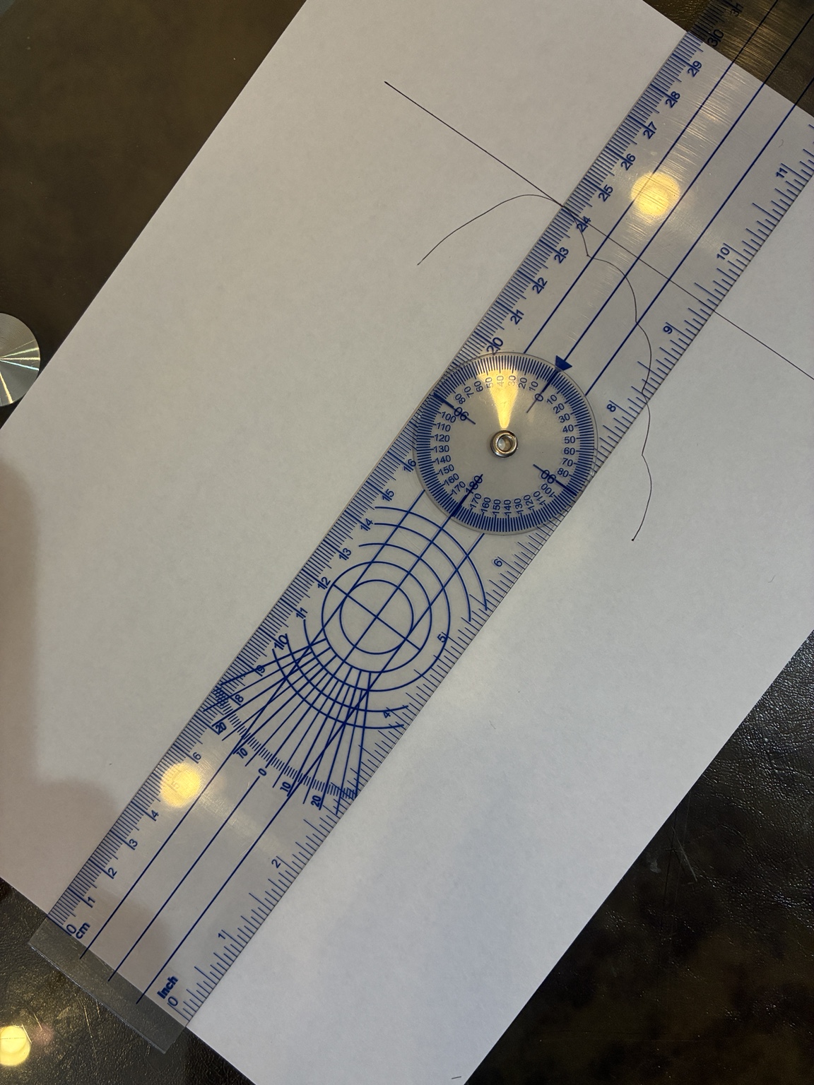 紙の端から垂線までの長さを定規で測っている様子