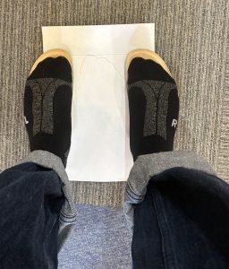 フィンコンフォートのインソールに足を載せてつま先の余裕を確認している様子