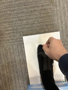 足の一番長い指の先端位置をペンでなぞる様子